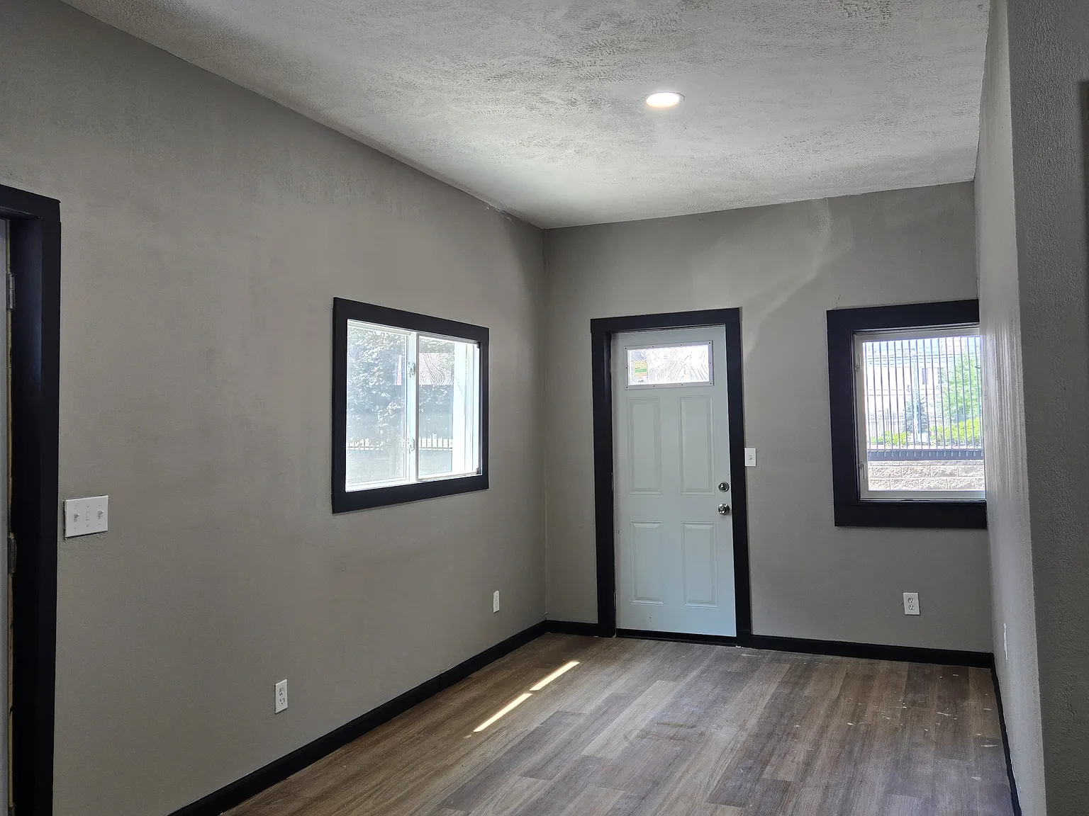 3 bed, 983 sqft, $1,700 — Photo 2