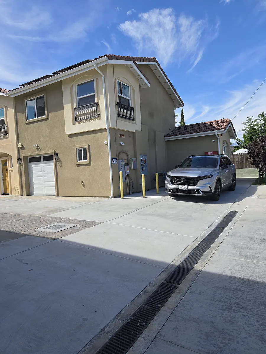 Building Photo - 3041A N Adelia Ave