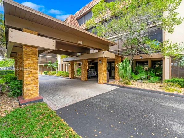 665 NE 195th St APT 220, Miami, FL 33179