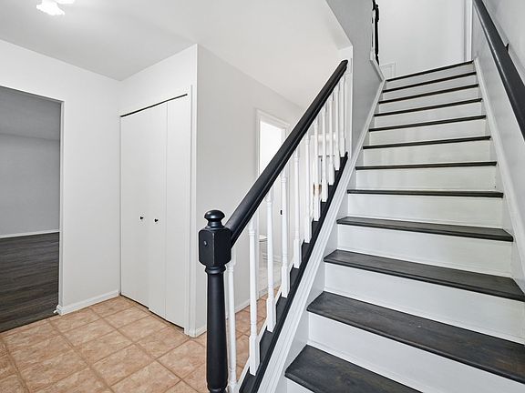 4th image of 10609 Oxford Ct