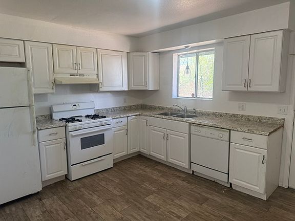 3rd image of 124 W Pastime Rd