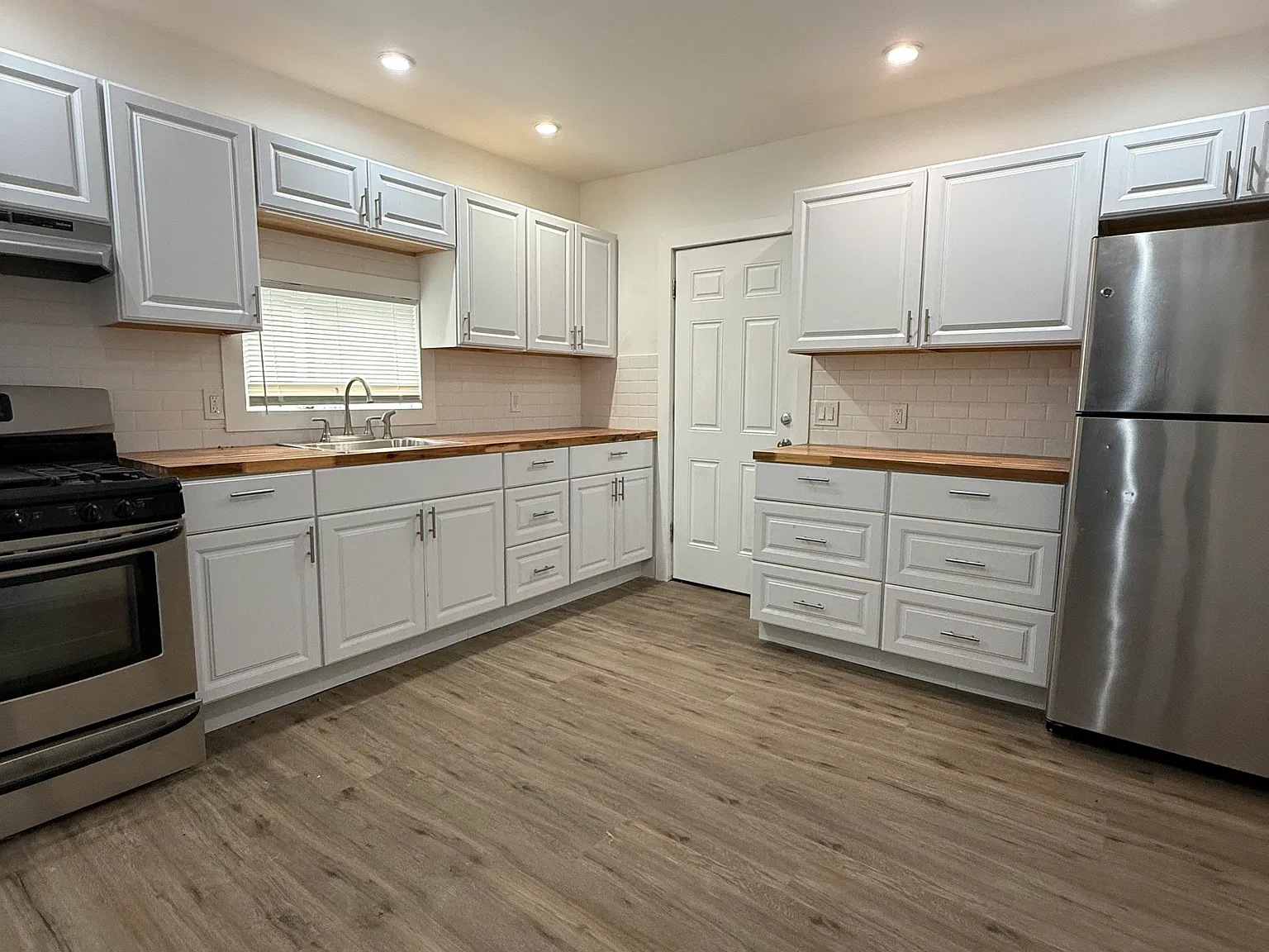3 bed, 1.5 bath, 1264 sqft, $1,350 — Photo 2