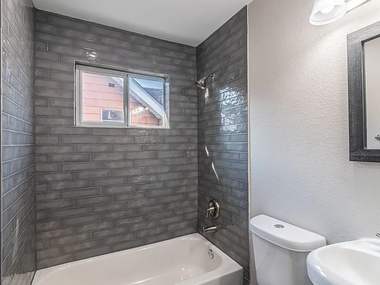 3102 Wentworth St #4 — Photo 14