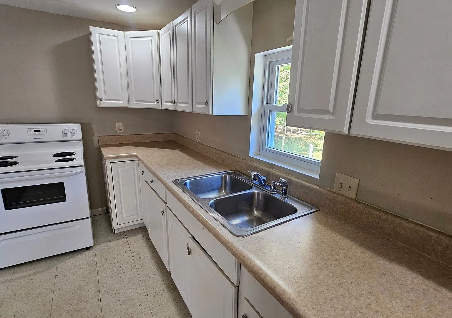 Upstairs 1 Bed 1 Bath Apartment for Rent in Bellville | 189 Markey St Apt B — Photo 3