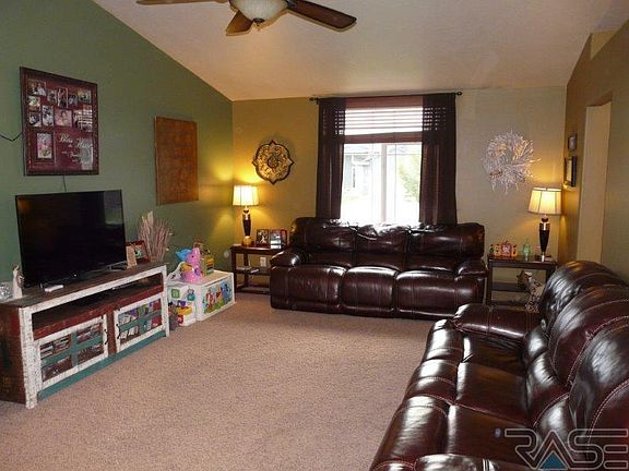 2nd image of 908 Honeysuckle Dr