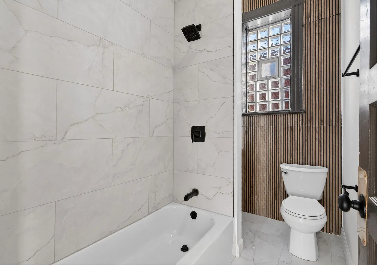 Fully Renovated 4bed Unit In Dutchtown W/Huge Rooms (2nd Floor Unit) — Photo 3