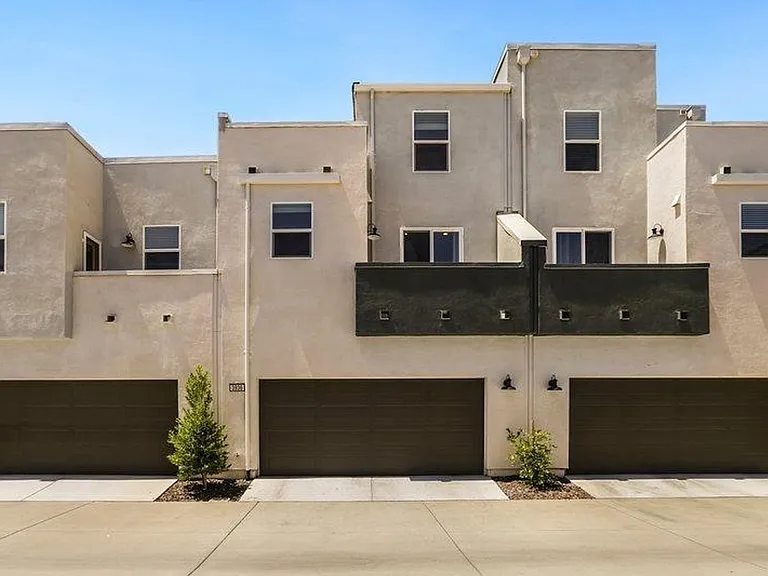 3936 E Commerce Way — Photo 25