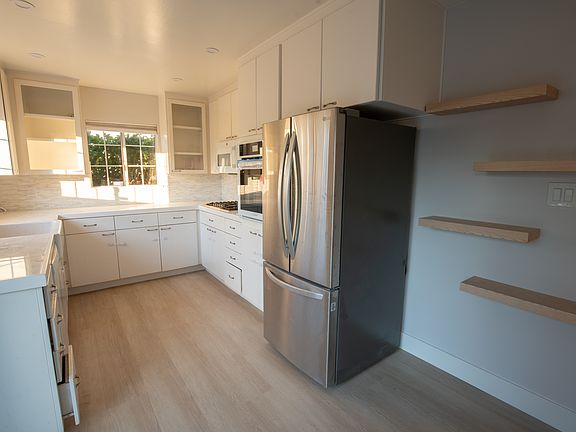 4th image of 749 Lois Ave