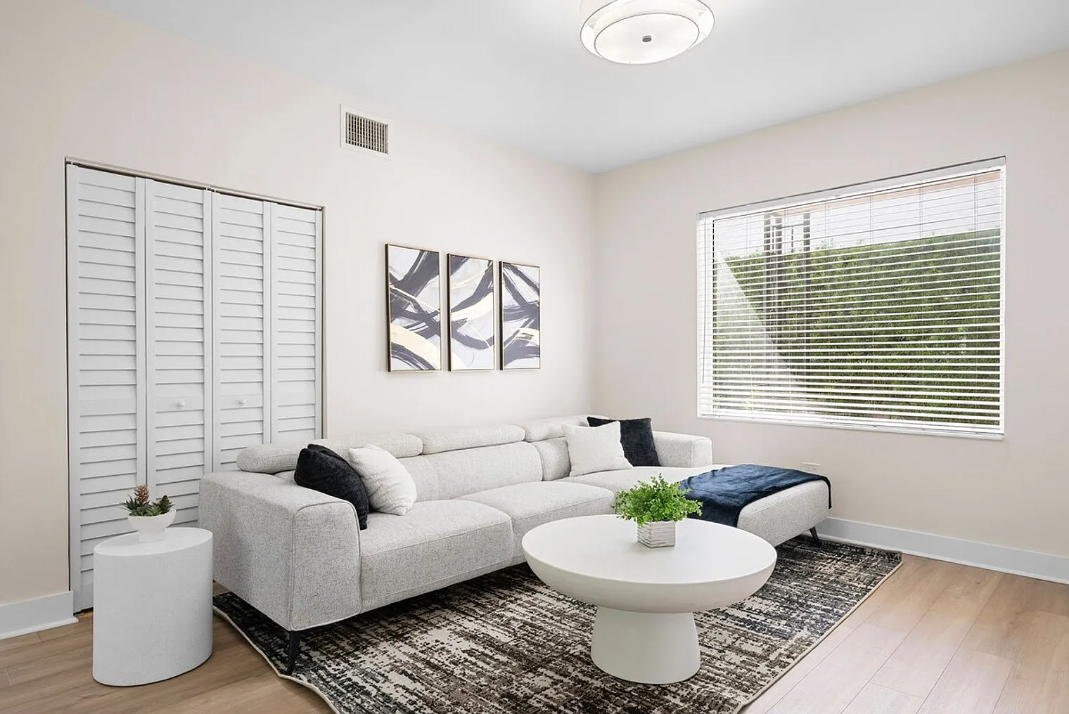 2 bed, 2.0 bath, 1076 sqft, $5,577 — Photo 2