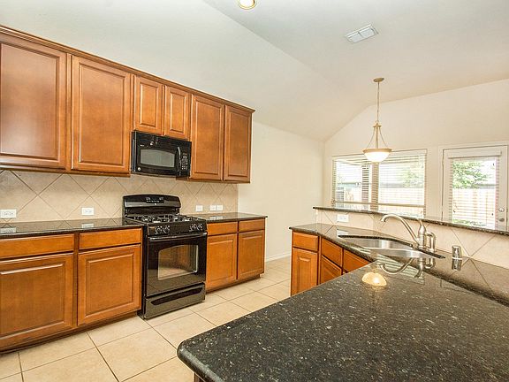 4th image of 410 Fairway Bluff Dr