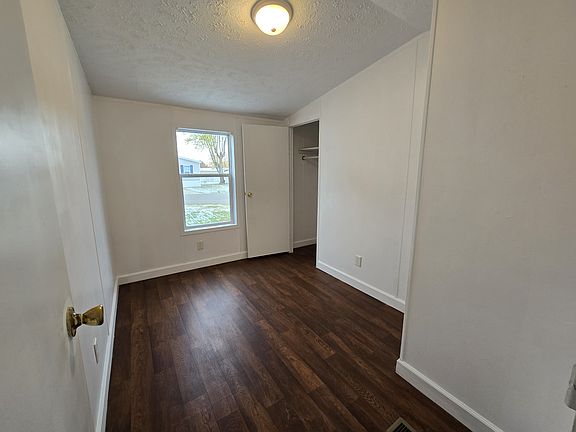 4th image of 15 Holly Park Dr