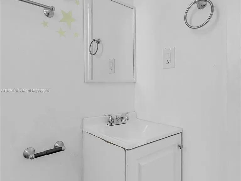 110 NW 9th Ave #3 — Photo 5
