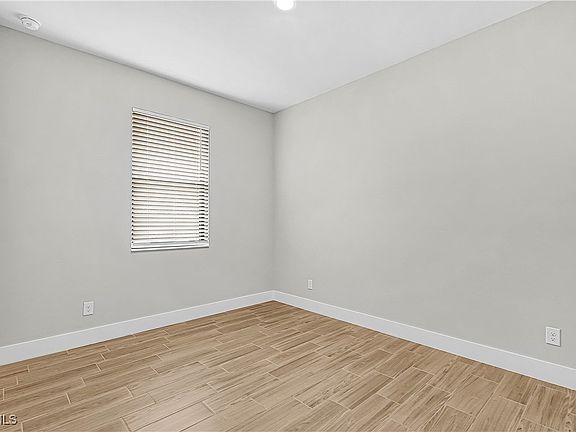 5th image of 605 SW 21st Ter