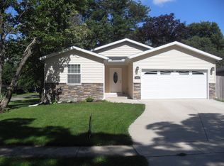 402 S McLean St, Hudson, IL 61748