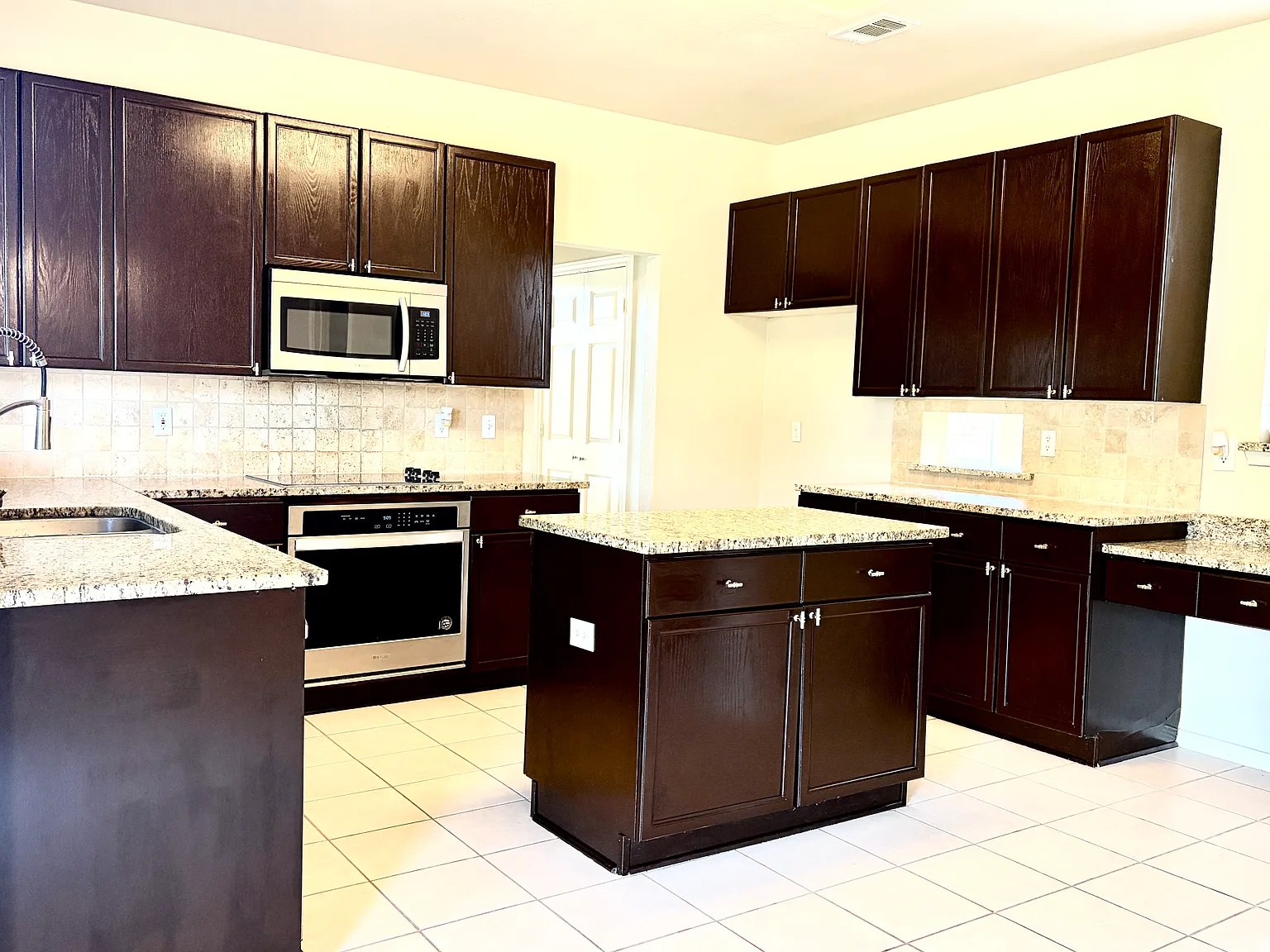 5 bed, 2.5 bath, 3049 sqft, $3,100 — Photo 4