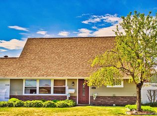 65 Quaker Hill Rd, Levittown, PA 19057