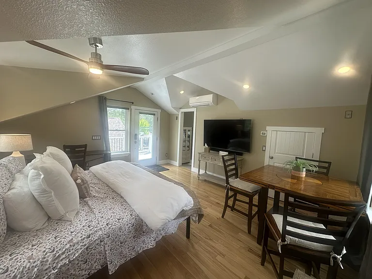 Carriage House Bed Room/Office