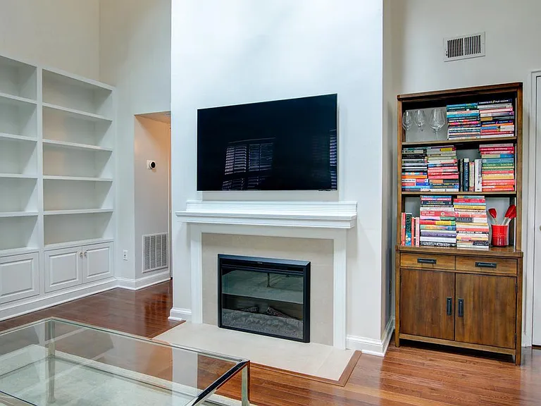 2100 N Scott St #106 — Photo 9