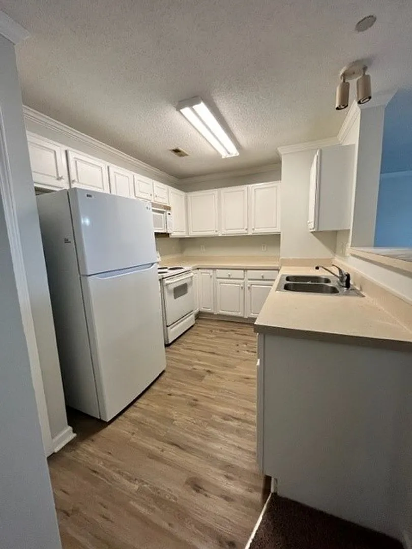 2 bed 2 bath condo available — Photo 3