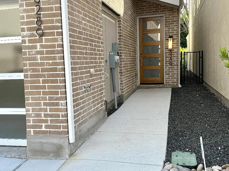 8289 Emsworth Dr — Photo 1