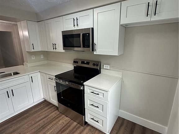 3rd image of 7510 Lafayette Sq