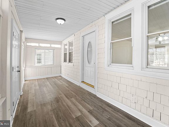 4th image of 542 Berlin Rd