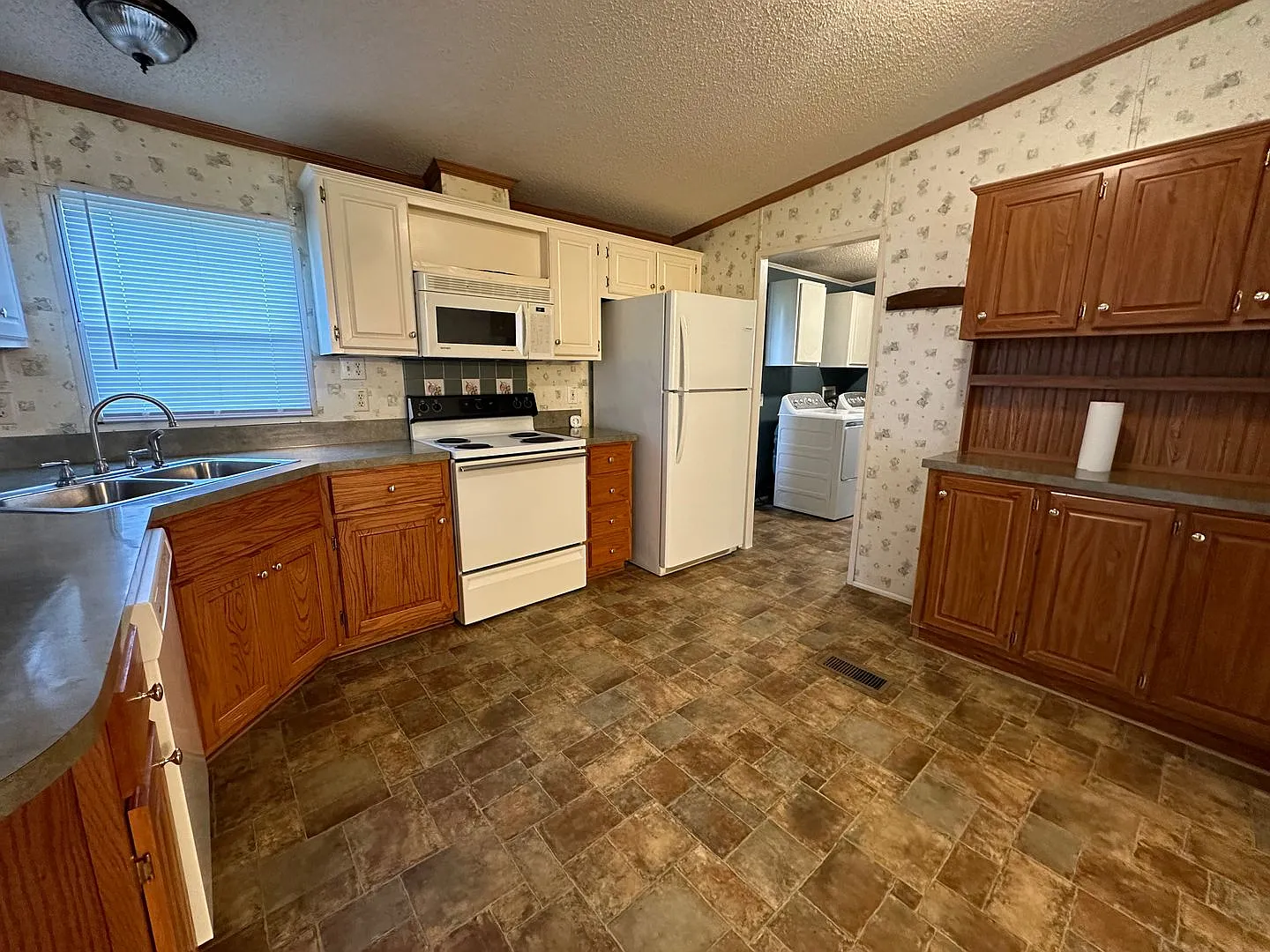 Charm & Commuter Convenience 3BR/2BA Outside City Limits — Photo 4