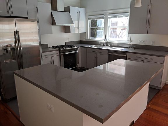 4th image of 160 S Sycamore Ave