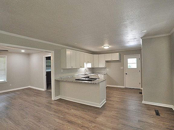 3rd image of 753 Hillsdale Dr