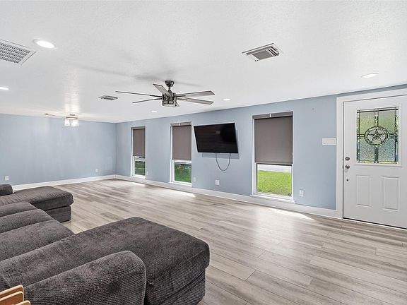 4th image of 404 Oaklawn St