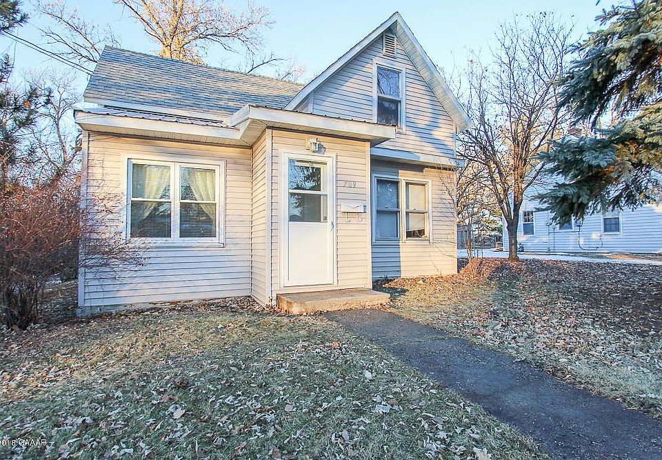 1st image of 709 5th Ave E