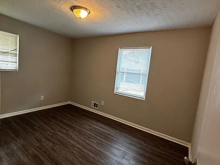2204 Sandra Ct — Photo 4