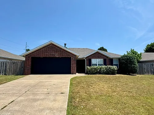 807 SW River Rock St Photo 1