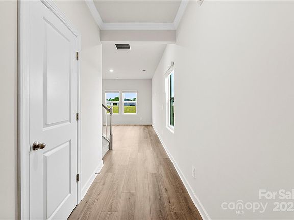4th image of 415 Luna Ln