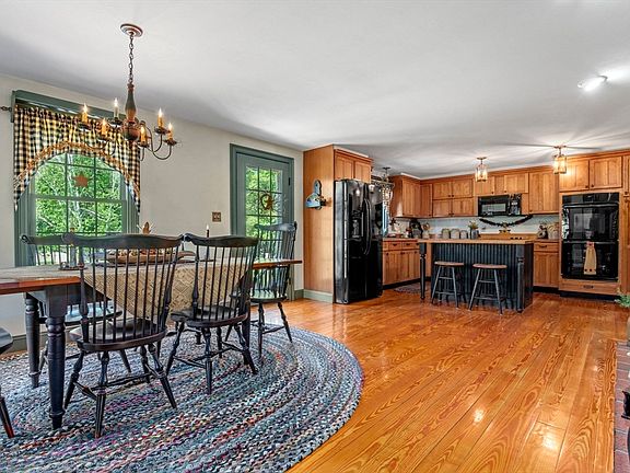 3rd image of 33 Elmwood St