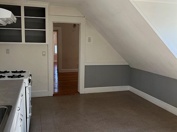 5th image of 124 Arnold St