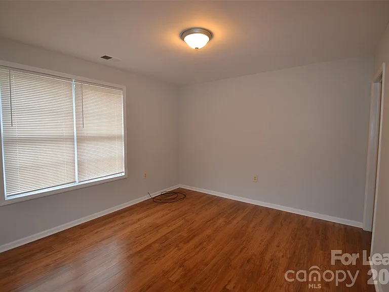 924 Junius St — Photo 9