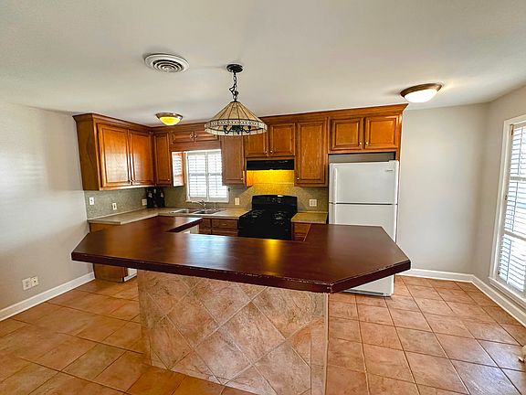 3rd image of 1394 Vine St NE