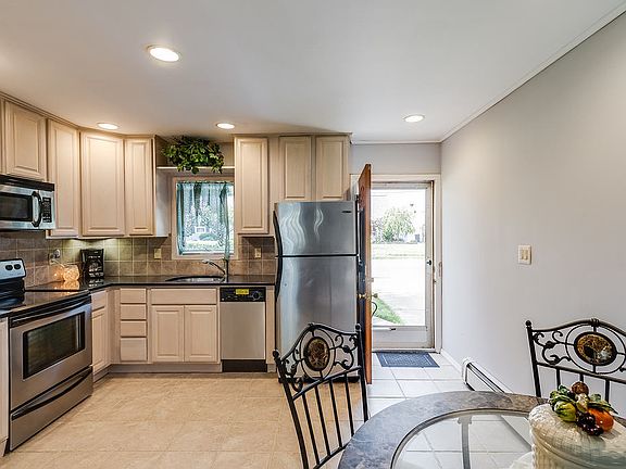 3rd image of 56 Coachman Ln