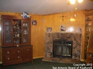 246 Flores Oaks Dr, Floresville, TX 78114