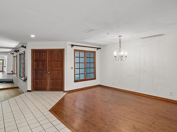5th image of 21 Malaga Pl W