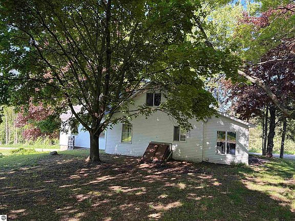 5th image of 8819 Erdman Rd