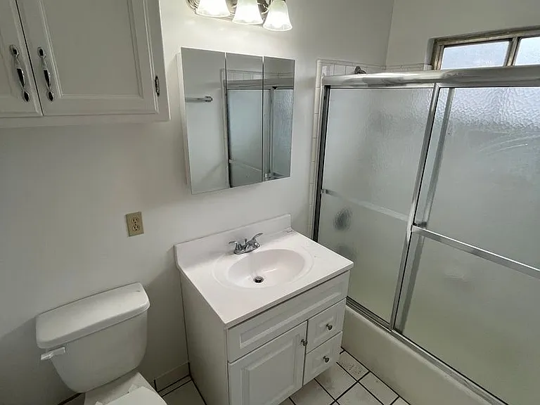 10226 Darby Ave — Photo 10