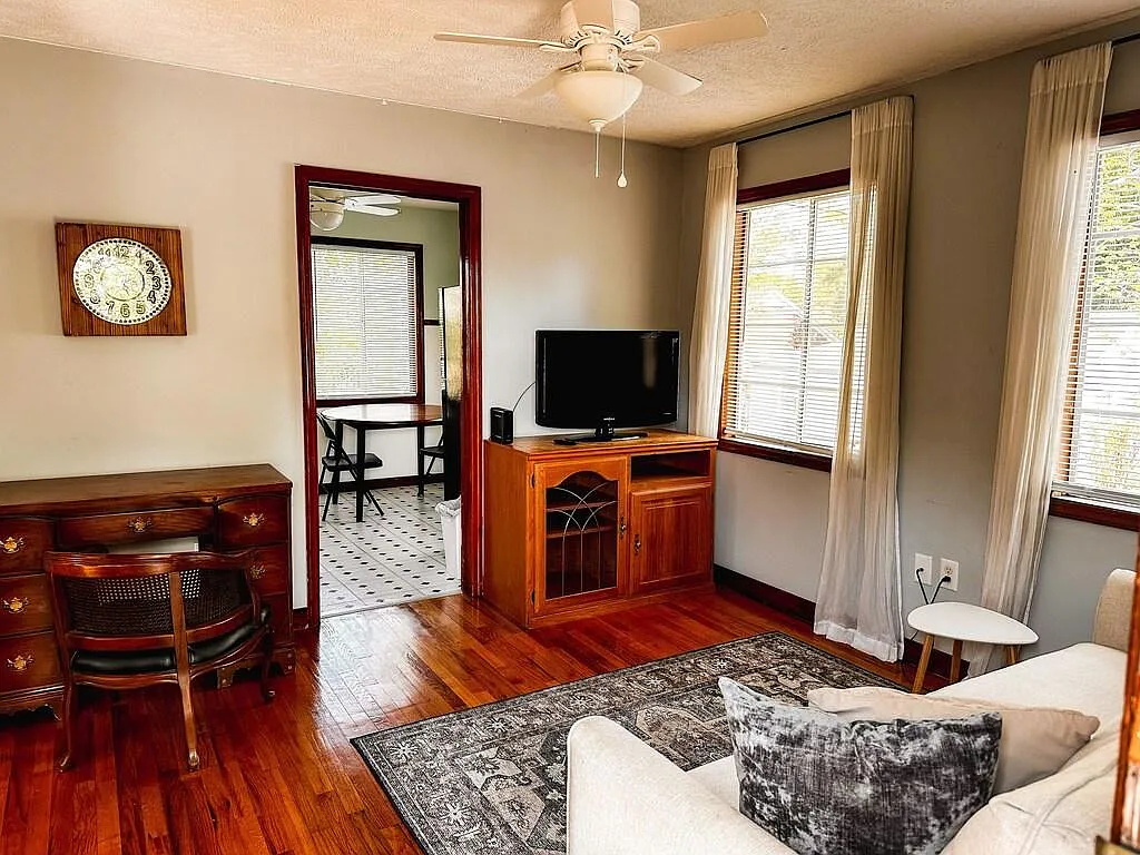 1 bed, 900 sqft, $900 — Photo 3