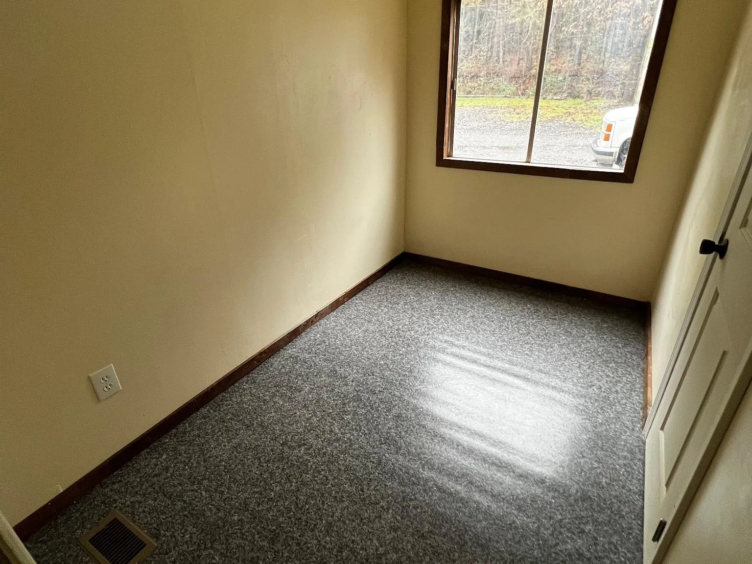 105 Gloria Ln — Photo 3