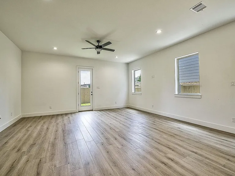 1632 Davis Ave — Photo 8