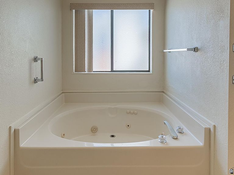 Jetted tub
