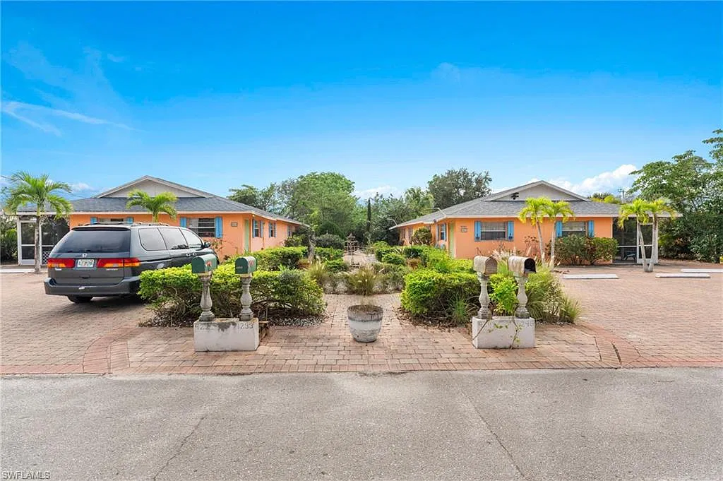 2 bed, 1.0 bath, 912 sqft, $1,800 — Photo 2