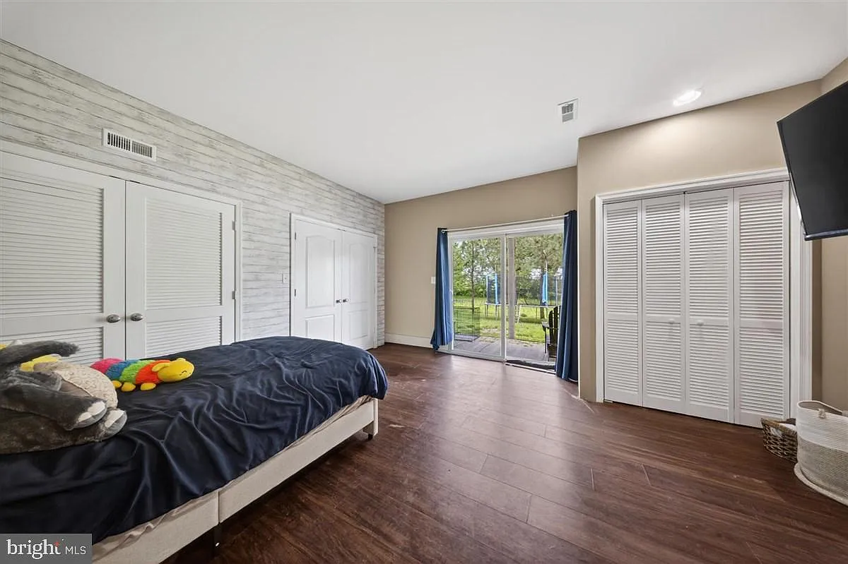 4 bed, 1975 sqft, $2,695 — Photo 3