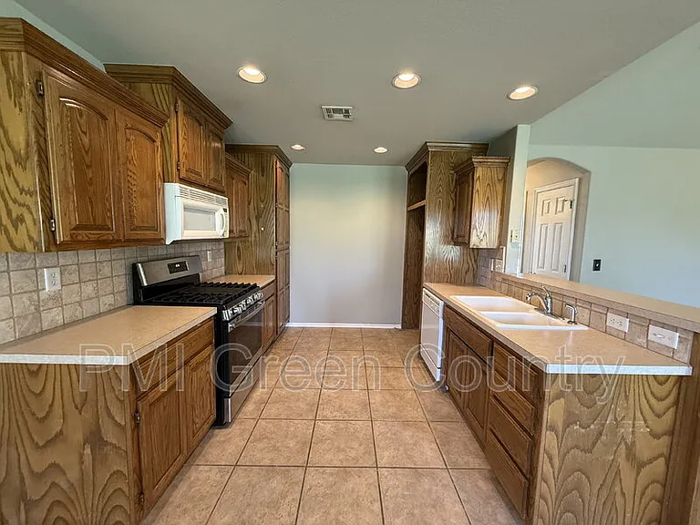 11211 S 280th East Ave — Photo 6
